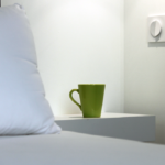 Sitelles-lodge-tasse-de-café-sur-chevet