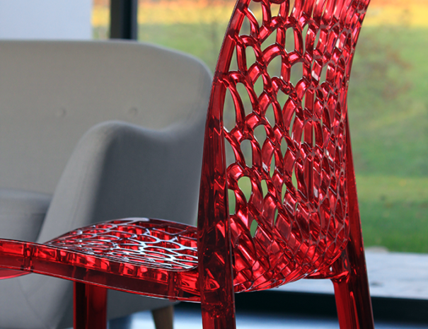 Sittelles-lodge-cubes-chaise-rouge