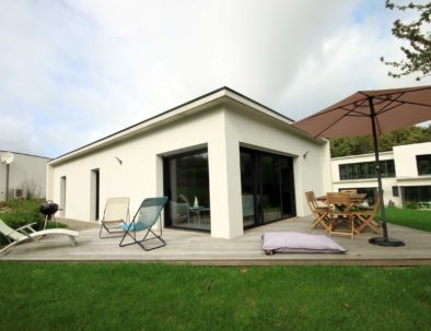 concarneau-sittelles-lodge-mer-terrasse-vue-jardin