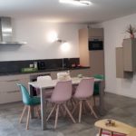 concarneau-sittelles-lodge-terre-salle-à-manger-cuisine-éclairées