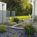 concarneau-sittelles-lodge-terre-terrasse-entrée-vue-sur-jardin