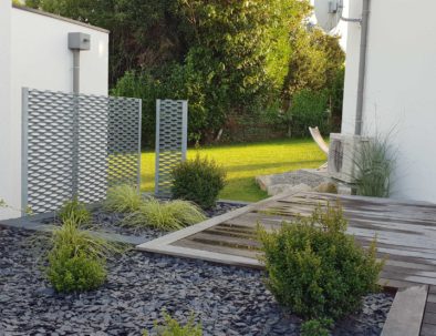 concarneau-sittelles-lodge-terre-terrasse-entrée-vue-sur-jardin