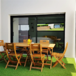 sittelles-lodge-cubes-terrasse-table-jardin
